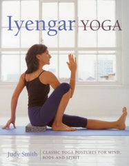 Iyengar Yoga: Classic yoga postures for mind, body and spirit [Paperback]